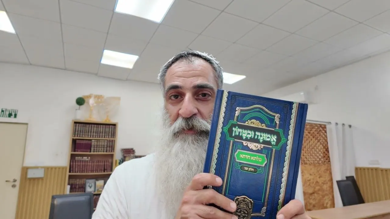 איש מבוגר עם זקן לבן מחזיק ספר — פריים מסרטון מוצר